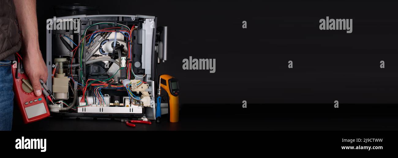 Intérieur de la machine à café, technicien d'entretien et outils réparation de la machine à café dans un centre d'entretien professionnel, concept. Bannière, espace de copie. Banque D'Images