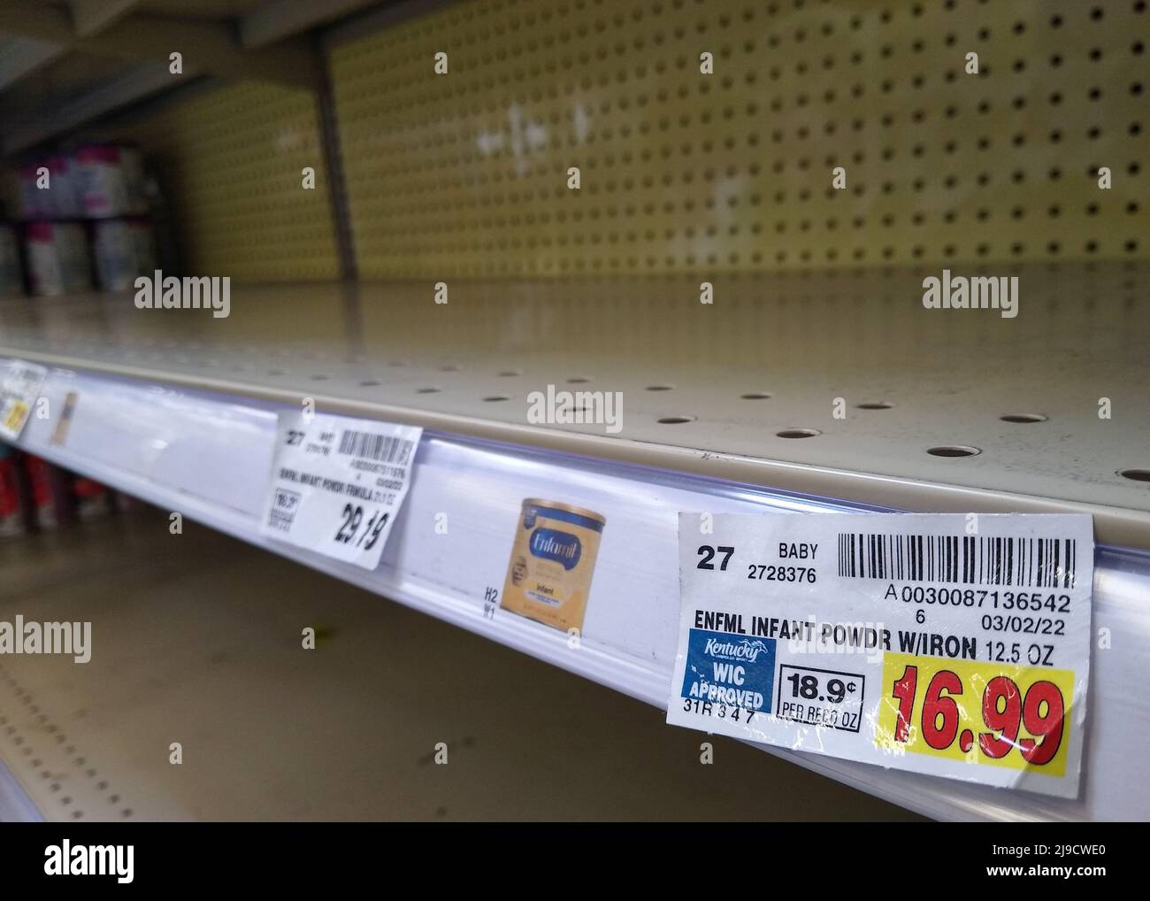 Une étiquette de prix de $16,99 pour la poudre pour nourrissons Enfamil avec des orures de fer sur une étagère vide le samedi 21 mai 2022 dans un magasin Kroger à Owensboro, comté de Daviess, KY, USA. Une combinaison de problèmes de chaîne d'approvisionnement en cours, de rappels volontaires de produits et d'achats de panique signalés par les consommateurs a entraîné une pénurie généralisée de préparations pour nourrissons aux États-Unis, laissant les législateurs fédéraux et d'État s'embrouiller pour aider les fabricants à augmenter la production et à obtenir plus rapidement des produits de préparation pour bébés sur les tablettes de vente au détail. (Photo APEX MediaWire par Billy Suratt) Banque D'Images