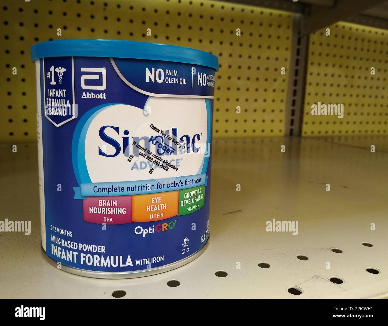 Une seule CAN de Similac Advance avec poudre de fer pour nourrissons se trouve sur une étagère le samedi 21 mai 2022 dans un magasin Kroger à Owensboro, comté de Daviess, KY, États-Unis. Une combinaison de problèmes de chaîne d'approvisionnement en cours, de rappels volontaires de produits et d'achats de panique signalés par les consommateurs a entraîné une pénurie généralisée de préparations pour nourrissons aux États-Unis, laissant les législateurs fédéraux et d'État s'embrouiller pour aider les fabricants à augmenter la production et à obtenir plus rapidement des produits de préparation pour bébés sur les tablettes de vente au détail. (Photo APEX MediaWire par Billy Suratt) Banque D'Images