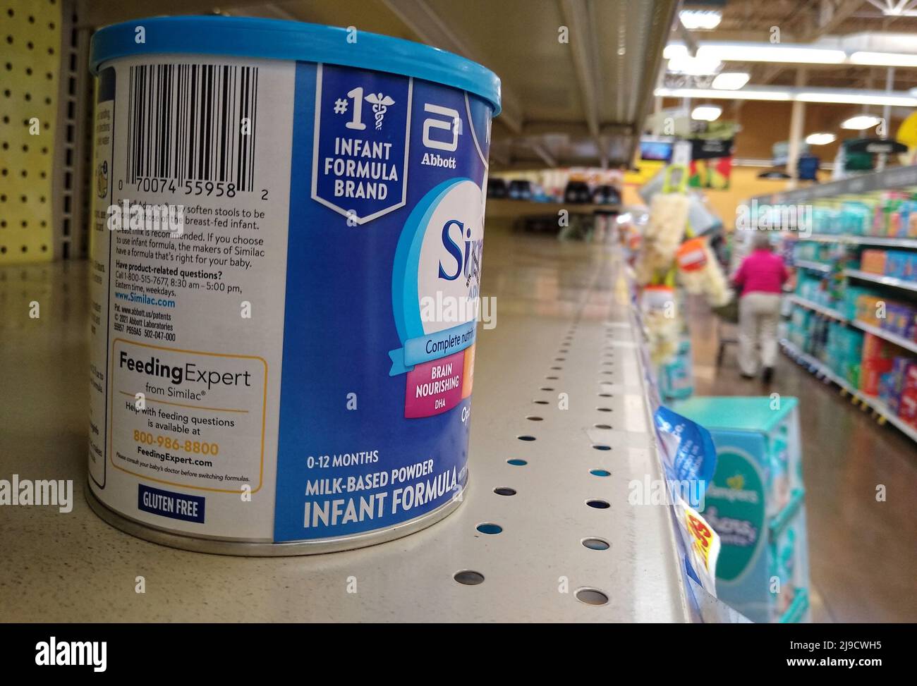 Une femme pousse un chariot dans une allée devant une seule CAN de Similac Advance avec de la poudre de fer pour bébé en préparation assise sur une tablette autrement vide le samedi 21 mai 2022 dans un magasin Kroger à Owensboro, comté de Daviess, KY, USA. Une combinaison de problèmes continus de la chaîne d'approvisionnement, de rappels volontaires de produits et d'achats de panique signalés par les consommateurs a entraîné une pénurie généralisée de lait maternisé aux États-Unis. (Photo APEX MediaWire par Billy Suratt) Banque D'Images