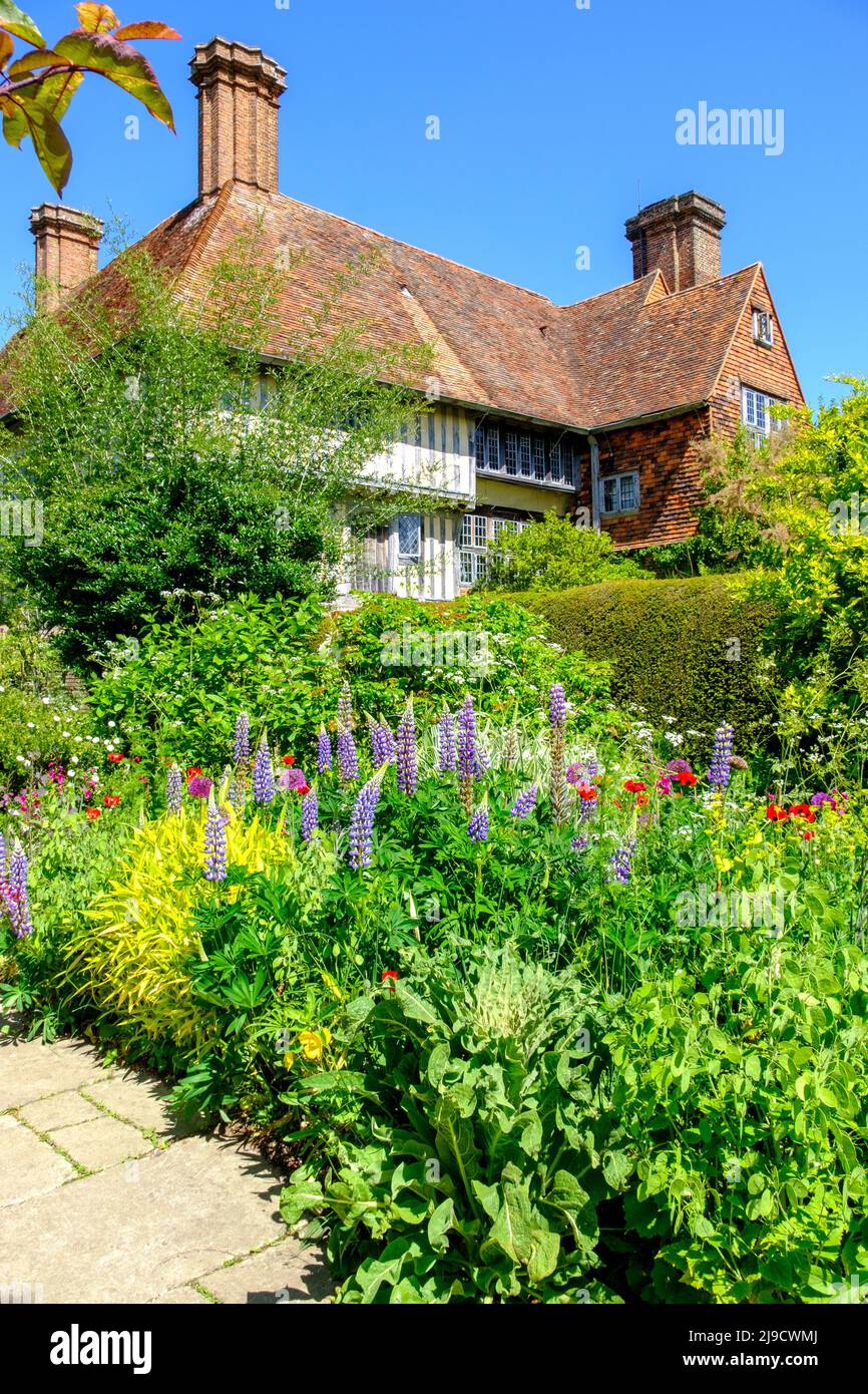 Grande maison et jardin Dixter au printemps, East Sussex, Royaume-Uni Banque D'Images