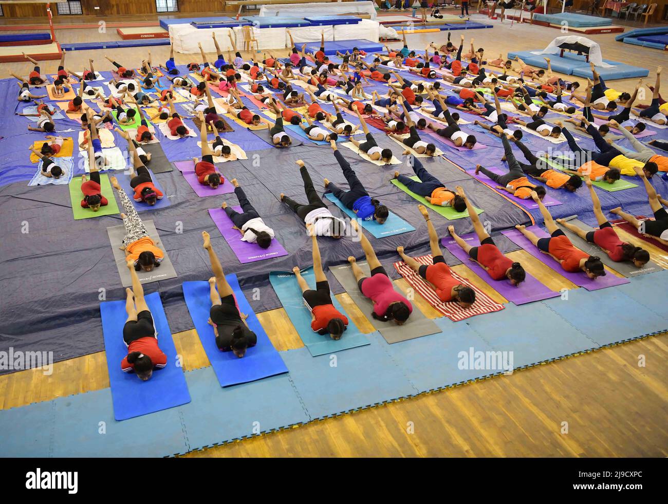 AGARTALA,TRIPURA,14-05-2022: Les volontaires du NSS (National Service Scheme) effectuent le yoga dans la salle intérieure du complexe sportif national (NSRCC) avant la Journée internationale du yoga qui est célébrée chaque année le 21 juin à Agartala. PHOTO DE ABHISEK SAHA Banque D'Images