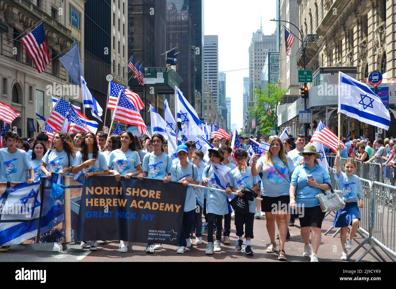 Les participants de North Shore Hebrew Acamey sont vus marcher pendant le défilé à New York pour célébrer le 74th anniversaire de la fondation de la Banque D'Images