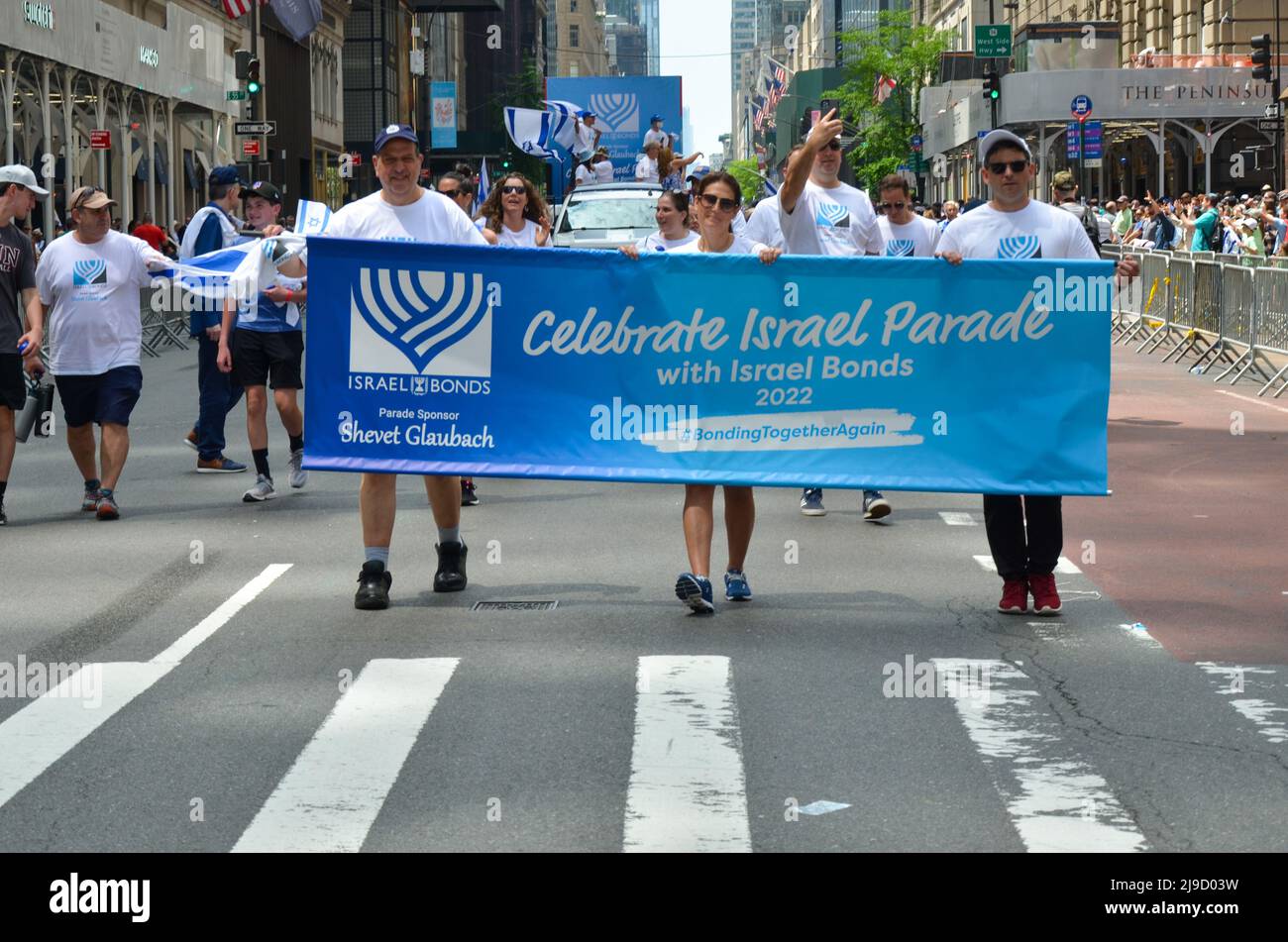 Les participants défilent vers le haut de la Cinquième Avenue à New York lors du défilé annuel d'Israël le 22 mai 2022. Banque D'Images