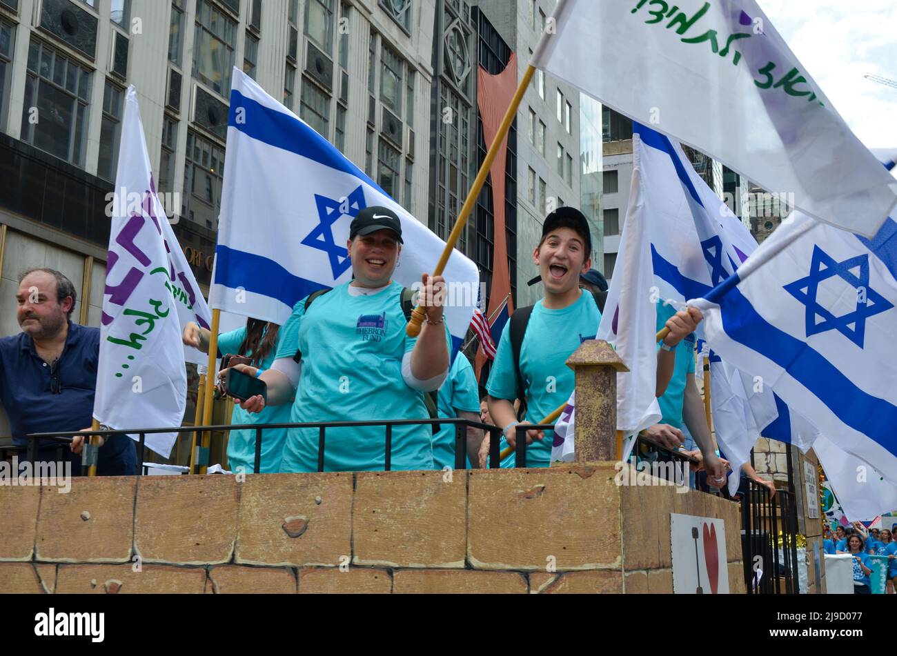 Les participants défilent vers le haut de la Cinquième Avenue à New York lors du défilé annuel d'Israël le 22 mai 2022. Banque D'Images