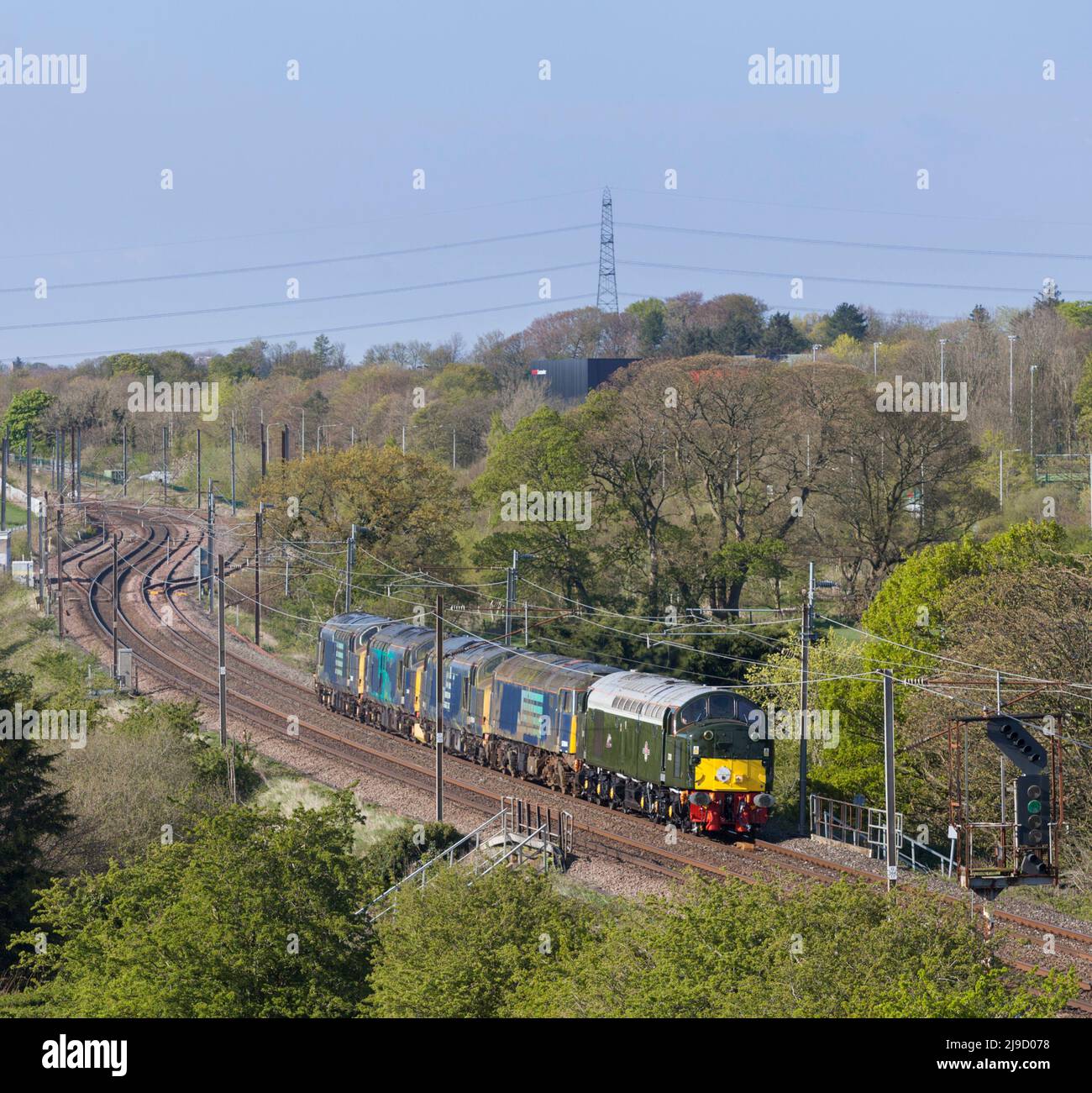 Locomotive diesel classe 40 conservée 40013 Andania tractage 57004 + 37604 + 37609 + 37603 le long de la ligne principale de la côte ouest Banque D'Images