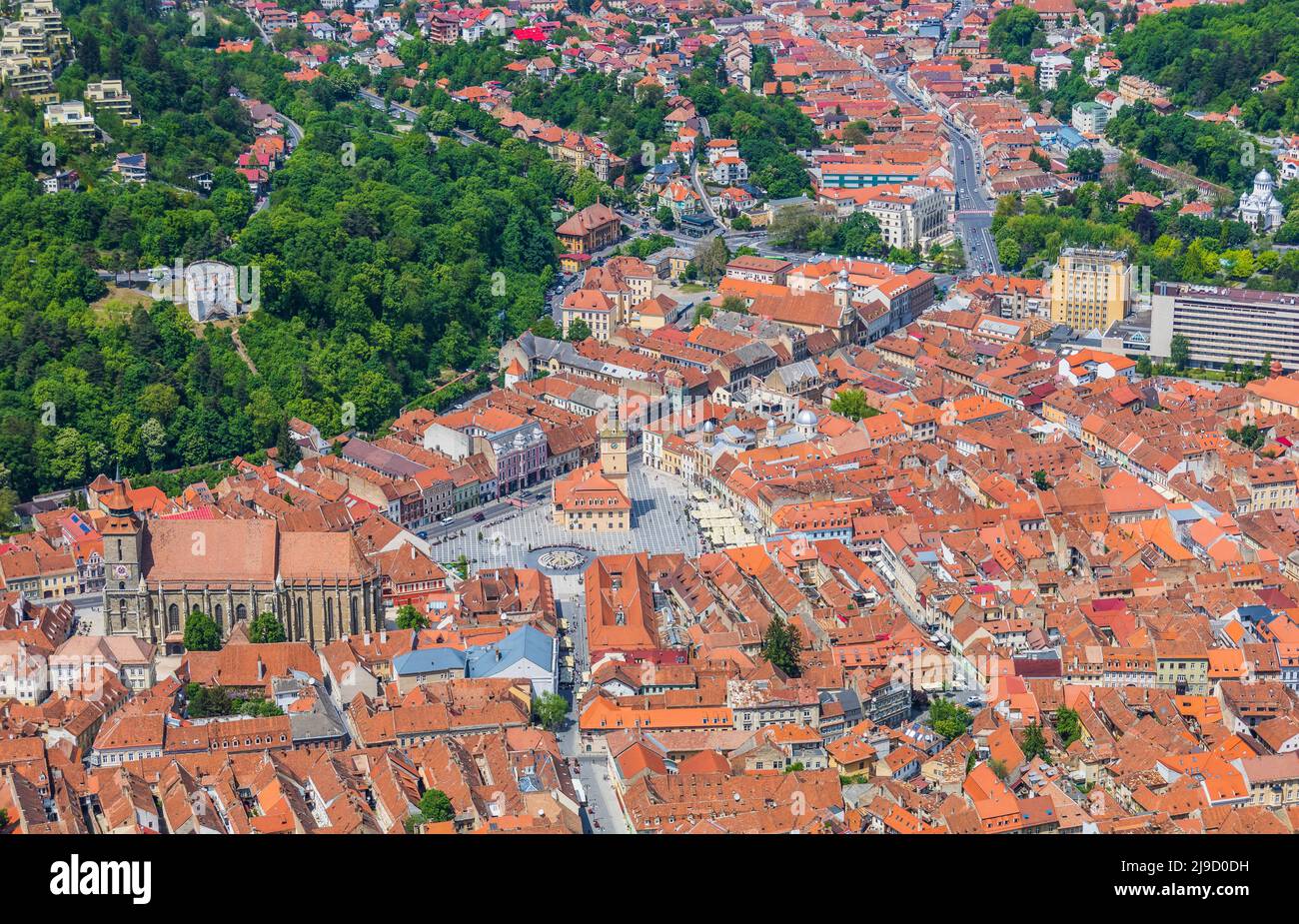 Brasov, Roumanie. Vue Arial sur l'église noire et la vieille ville. Banque D'Images
