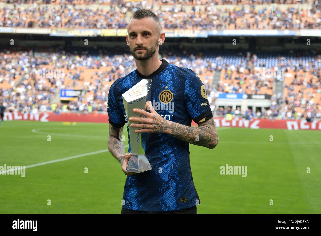 Foto Alberto Gandolfo/Lapresse 22 Maggio 2022 Milano (Italia) Sport Calcio Inter vs Sampdoria - série A 2021/2022 - Stadio San Siro Nella Foto: Marcelo Brozovic (FC Internazionale) rieve il premio Come miglior centrompista photo Alberto Gandolfo/Lapresse 22 mai 2022 Milan (Italie) Sport Soccer Inter vs Sampdoria - Serie A 2021/2022 - Stadio San Siro dans le pic: Marcelo Brozovic (FC Internazionale)(photo: La Presse / SINPESO) Banque D'Images