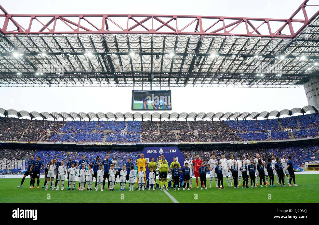 Foto Spada/Lapresse 22 maggio 2022 - Milano, Italia Sport, Calcio Inter vs Sampdoria - Campionato italiano di calcio Serie A TIM 2021/2022 - Stadio san Siro Nella foto: Line up e coreografia photo Spada/Lapresse Mai 22 , 2022 - Milan ,Italie Sport, Soccer Inter vs Sampdoria - série italienne A football Championship 2021/2022 - San Siro Stadium dans la photo: Line up , chorégraphie(photo: La presse / PRESSINPHOTO) Banque D'Images