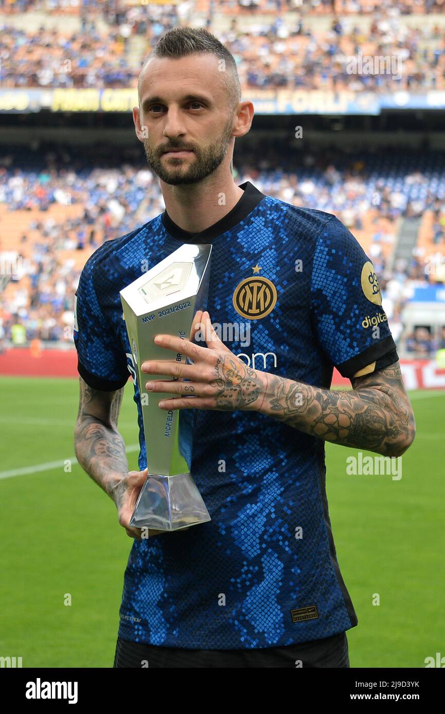 Foto Alberto Gandolfo/Lapresse 22 Maggio 2022 Milano (Italia) Sport Calcio Inter vs Sampdoria - série A 2021/2022 - Stadio San Siro Nella Foto: Marcelo Brozovic (FC Internazionale) rieve il premio Come miglior centrompista photo Alberto Gandolfo/Lapresse 22 mai 2022 Milan (Italie) Sport Soccer Inter vs Sampdoria - Serie A 2021/2022 - Stadio San Siro dans le pic: Marcelo Brozovic (FC Internazionale)(photo: La Presse / SINPESO) Banque D'Images