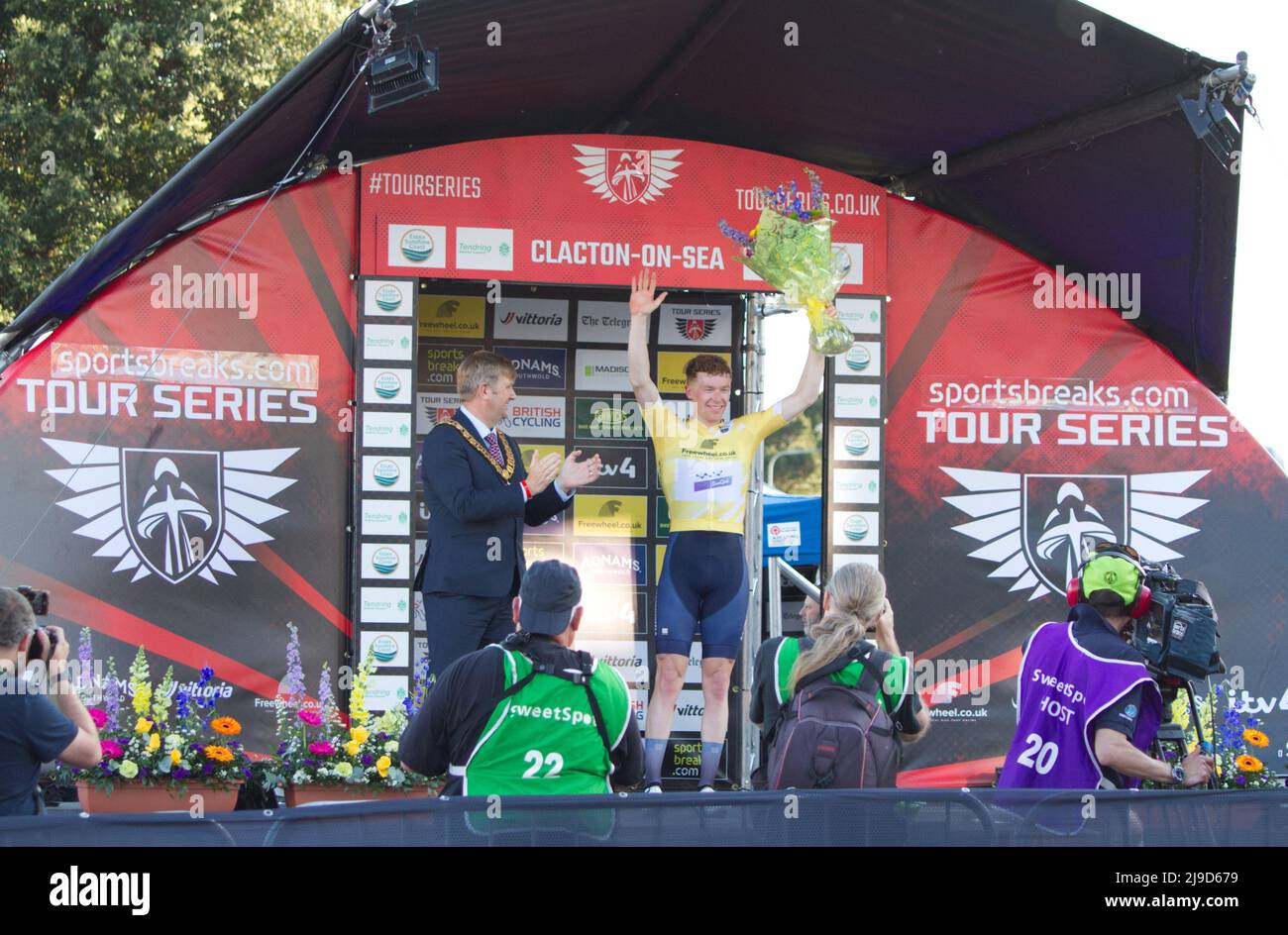 Événement cycliste série 2022 ronde 5 à Clacton-on-Sea, Essex. Matthew Bostock de l'équipe Wiv SunGod sur le podium après avoir remporté la course masculine. Banque D'Images