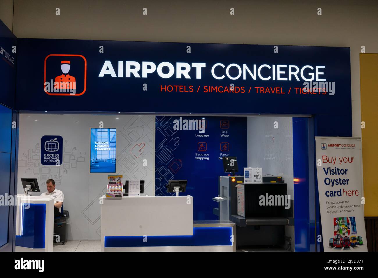 Aéroport de Gatwick, Royaume-Uni - 3 mai 2022 : comptoir de concierge de l'aéroport de Gatwick Banque D'Images