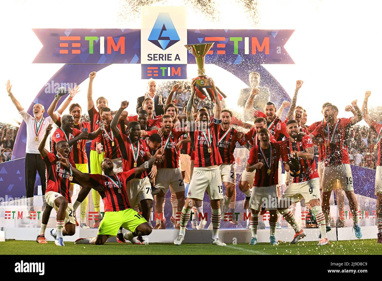 Reggio Emilia, Italie. 22nd mai 2022. Les joueurs de Milan célèbrent avec le trophée à la fin de la série Un match de football entre les États-Unis Sassuolo et l'AC Milan au stade Citta del Tricolore à Reggio Emilia (Italie), mai 22th 2022. Photo Insidefoto Credit: Insidefoto srl/Alamy Live News Banque D'Images