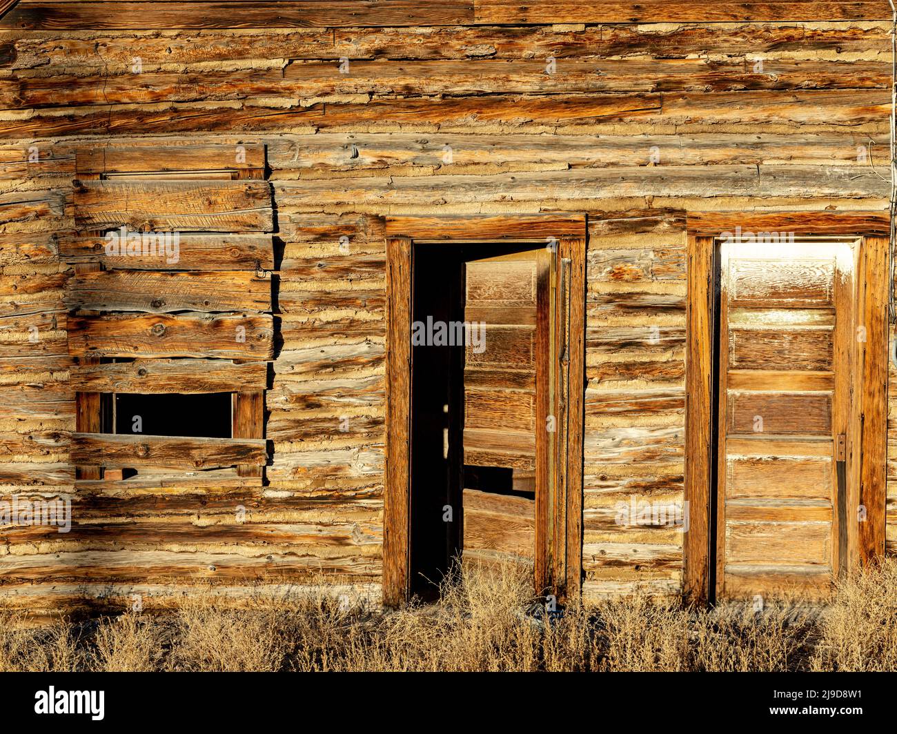 Une fenêtre s'est montée sur une vieille cabane rustique en bois Banque D'Images