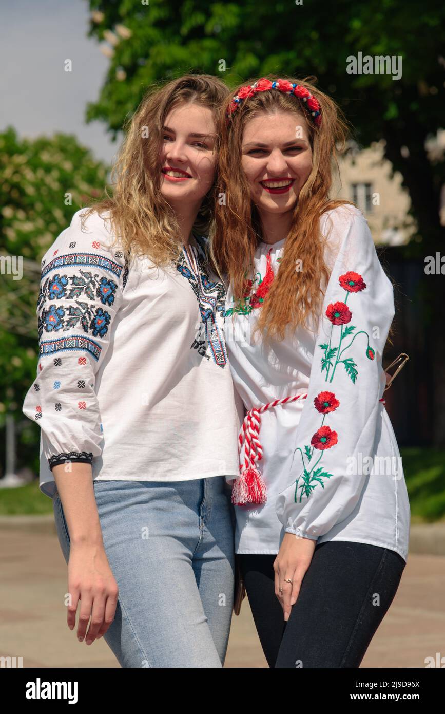 Kiev, Ukraine - 19 mai 2022 : rue Khreschatyk. Vyshyvanka. Deux jeunes femmes souriantes portant des vêtements traditionnels ukrainiens brodés Banque D'Images