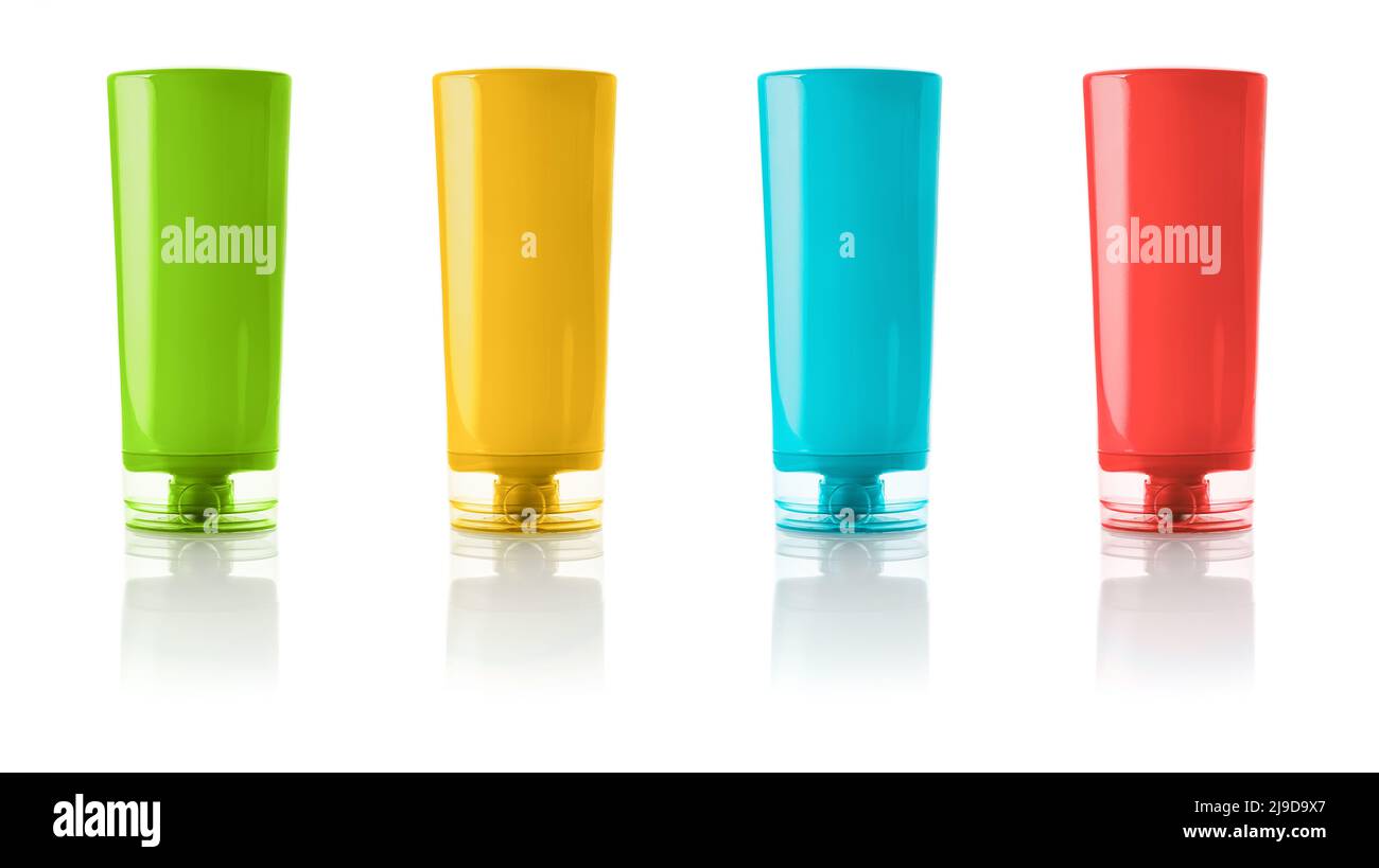 Ensemble de flacons colorés de conditionneur de cheveux isolés sur fond blanc. Récipients de crème pour le corps multicolores. Tubes hermétiques à l'envers pour le professionnel de la beauté Banque D'Images
