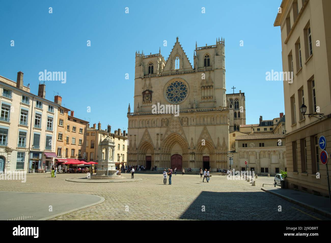 Lyon, France - 11 mai 2022 : vue panoramique de la cathédrale Saint-Jean Baptiste et de la place en face pleine de touristes Banque D'Images Lyon, France - 11 mai 2022 : vue panoramique de la cathédrale Saint-Jean Baptiste et de la place en face pleine de touristes Banque D'Images