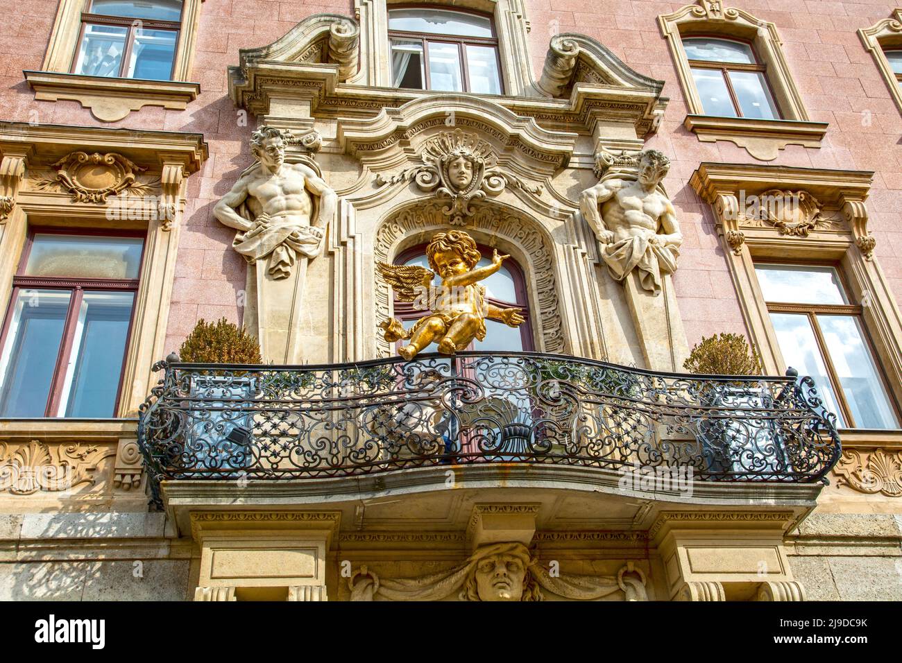 Belle maison à Baden près de Vienne, Autriche, façade néoclassique avec Atlanteans Banque D'Images