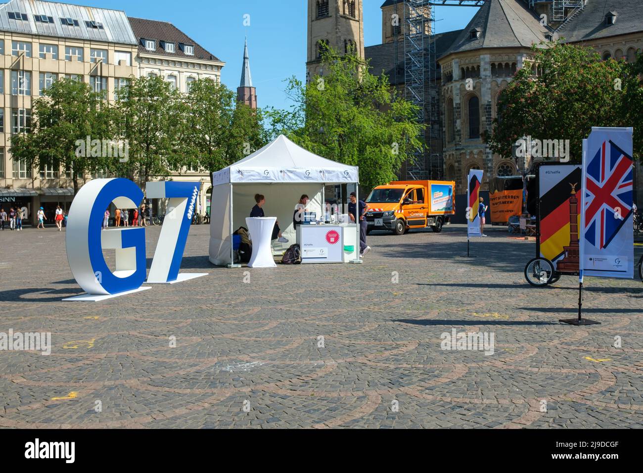 Bonn, Allemagne - 18 mai 2022 : Un stand au centre de Bonn annonçant la réunion des ministres des Finances et des gouverneurs des banques centrales des G7 Banque D'Images