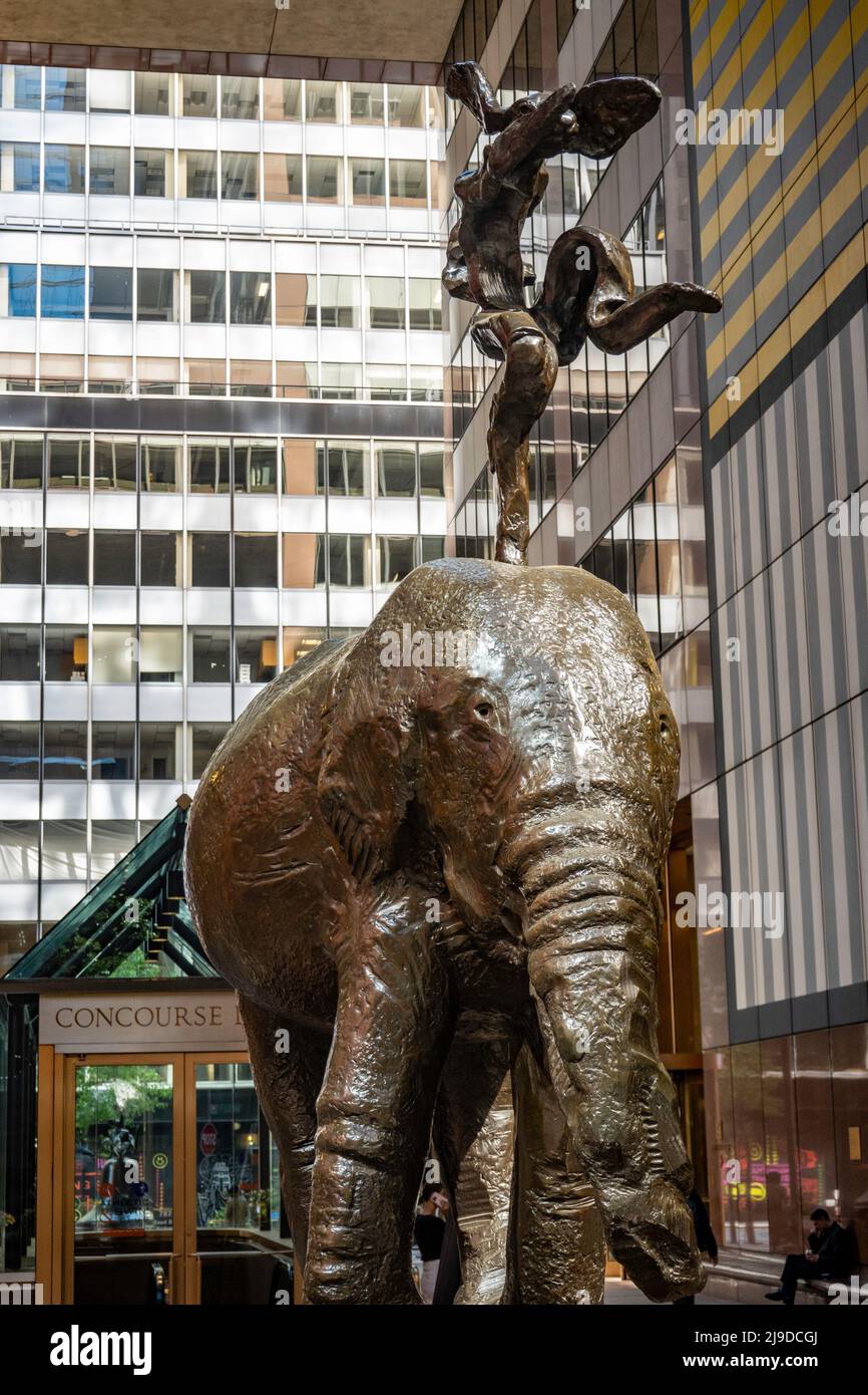 AXA Equitable Center public galleria présente des sculptures en bronze fantaisie de Barry Flanagan, New York City, USA 2022 Banque D'Images