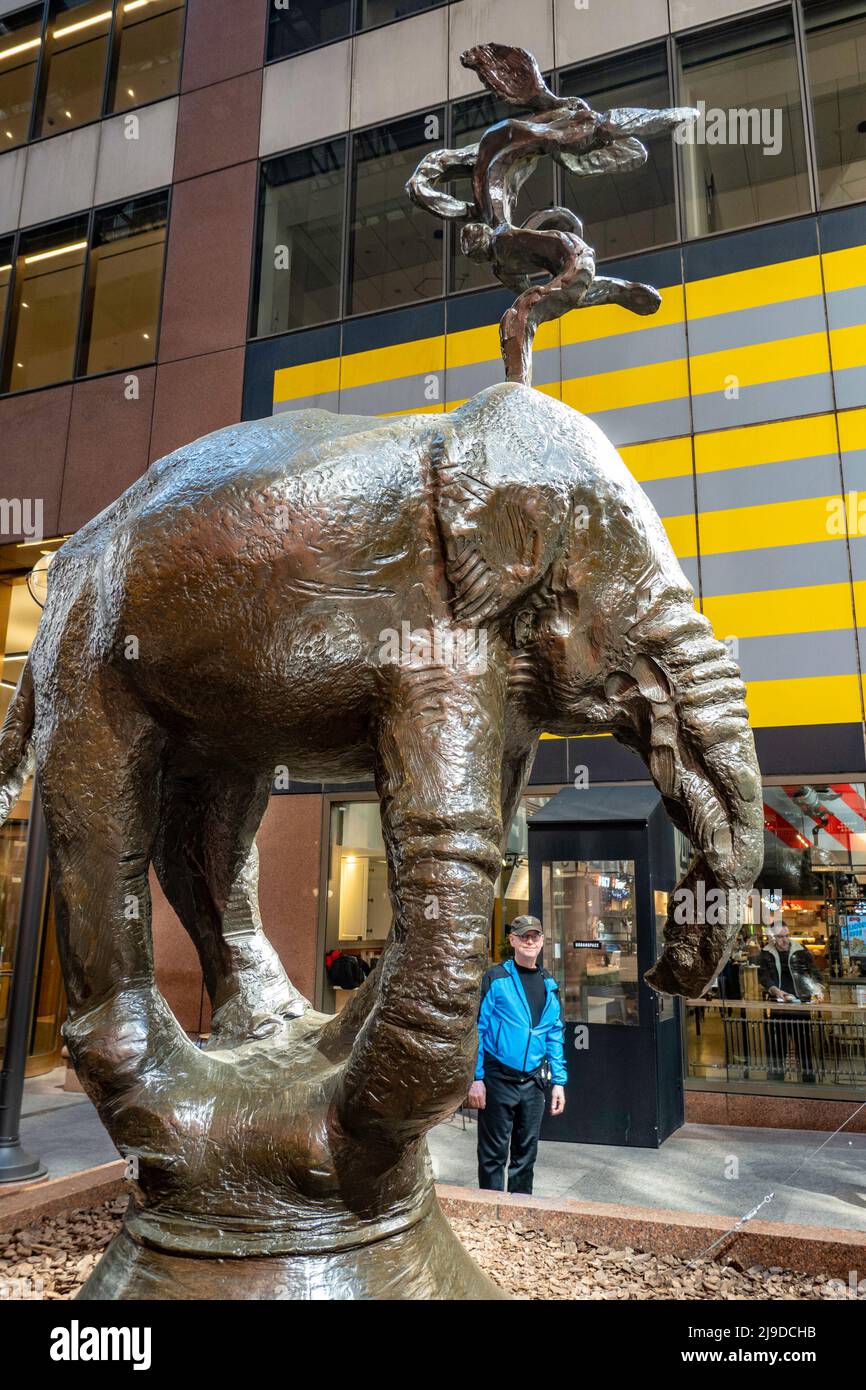 AXA Equitable Center public galleria présente des sculptures en bronze fantaisie de Barry Flanagan, New York City, USA 2022 Banque D'Images