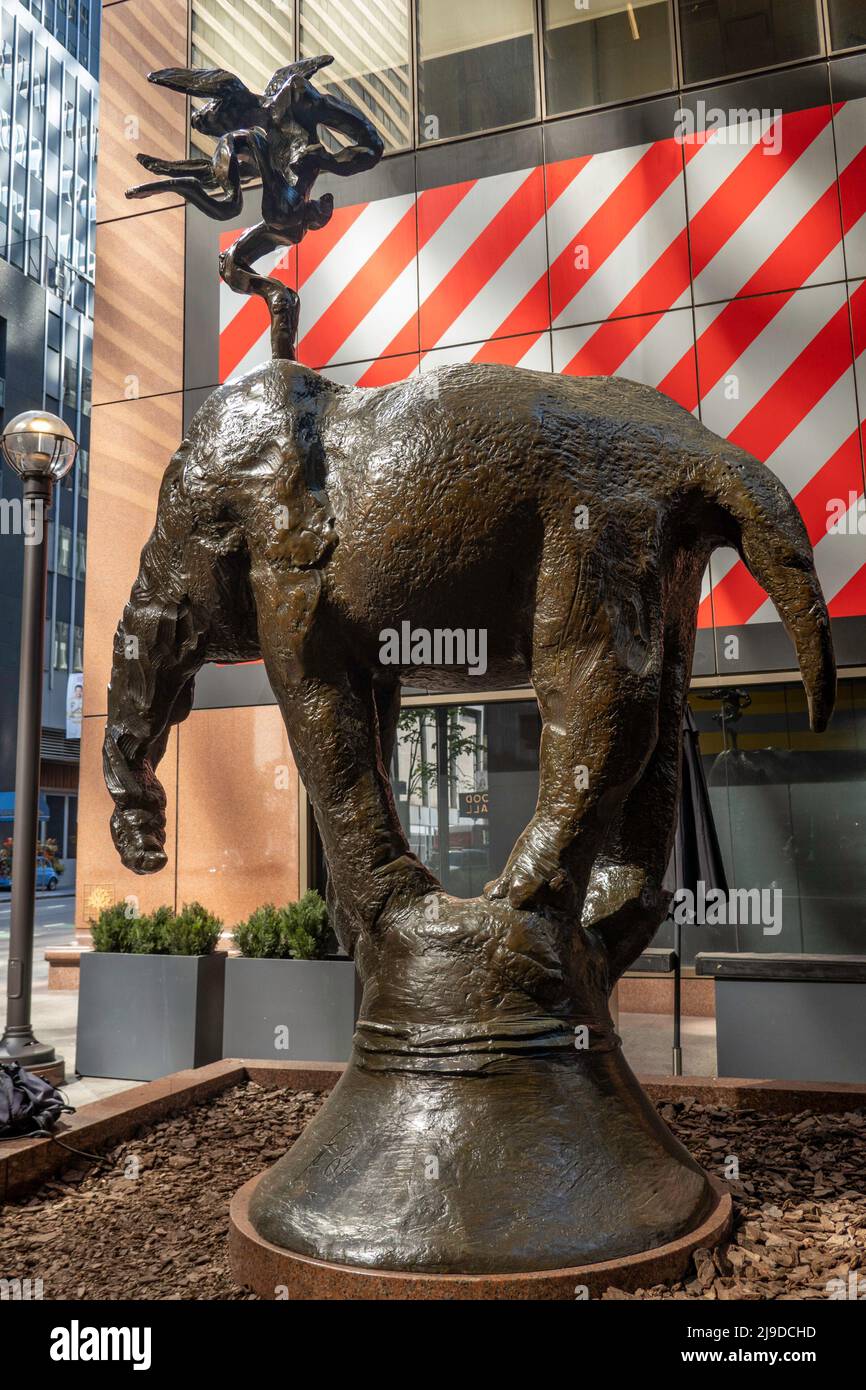 AXA Equitable Center public galleria présente des sculptures en bronze fantaisie de Barry Flanagan, New York City, USA 2022 Banque D'Images