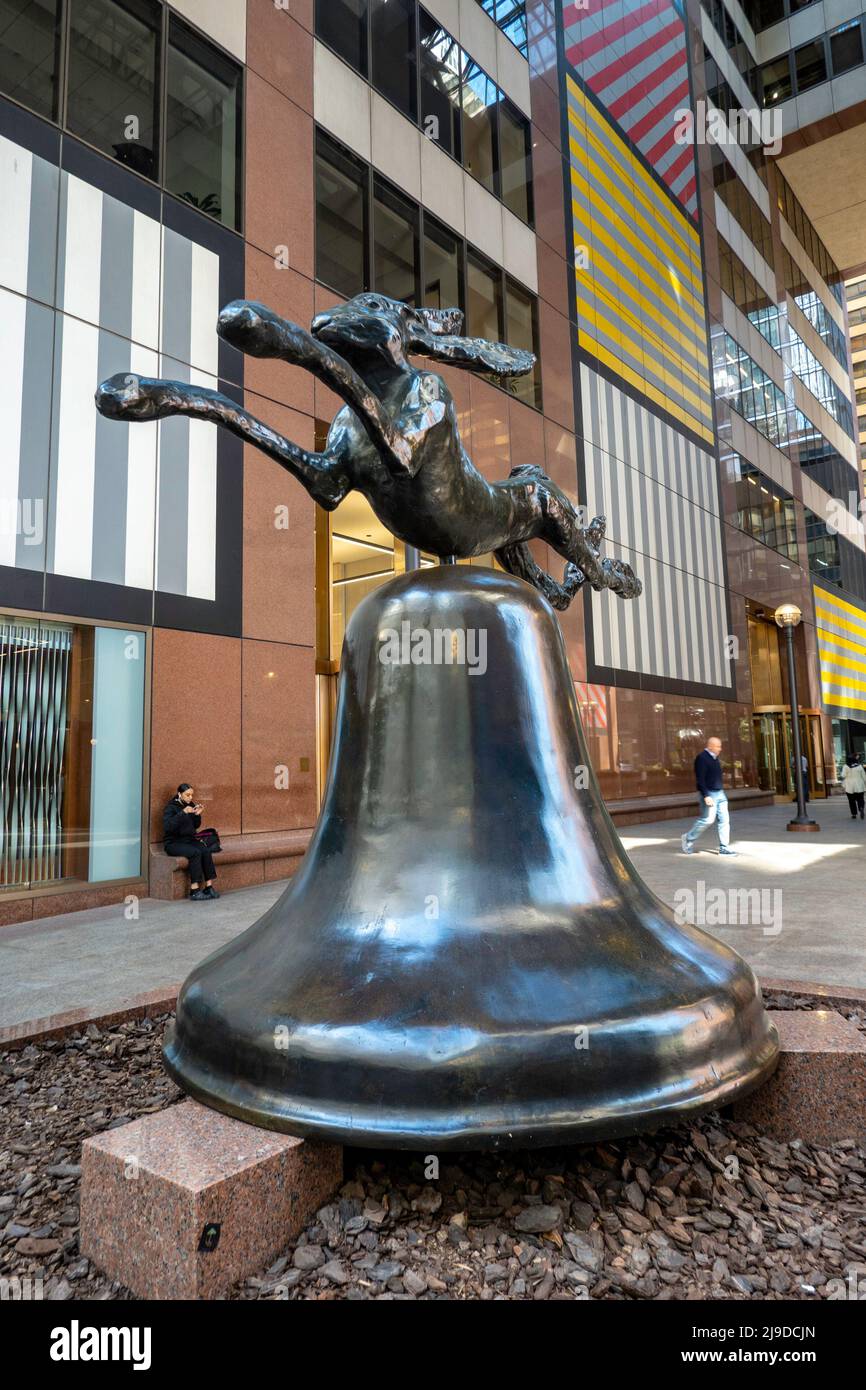 AXA Equitable Center public galleria présente des sculptures en bronze fantaisie de Barry Flanagan, New York City, USA 2022 Banque D'Images
