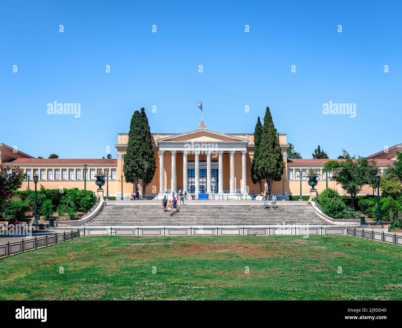 Athènes, Grèce - Mai 21 2022: Zappeio Megaro, ou tout simplement Zappeion, un bâtiment palatial à côté des Jardins nationaux au coeur de la ville. Banque D'Images