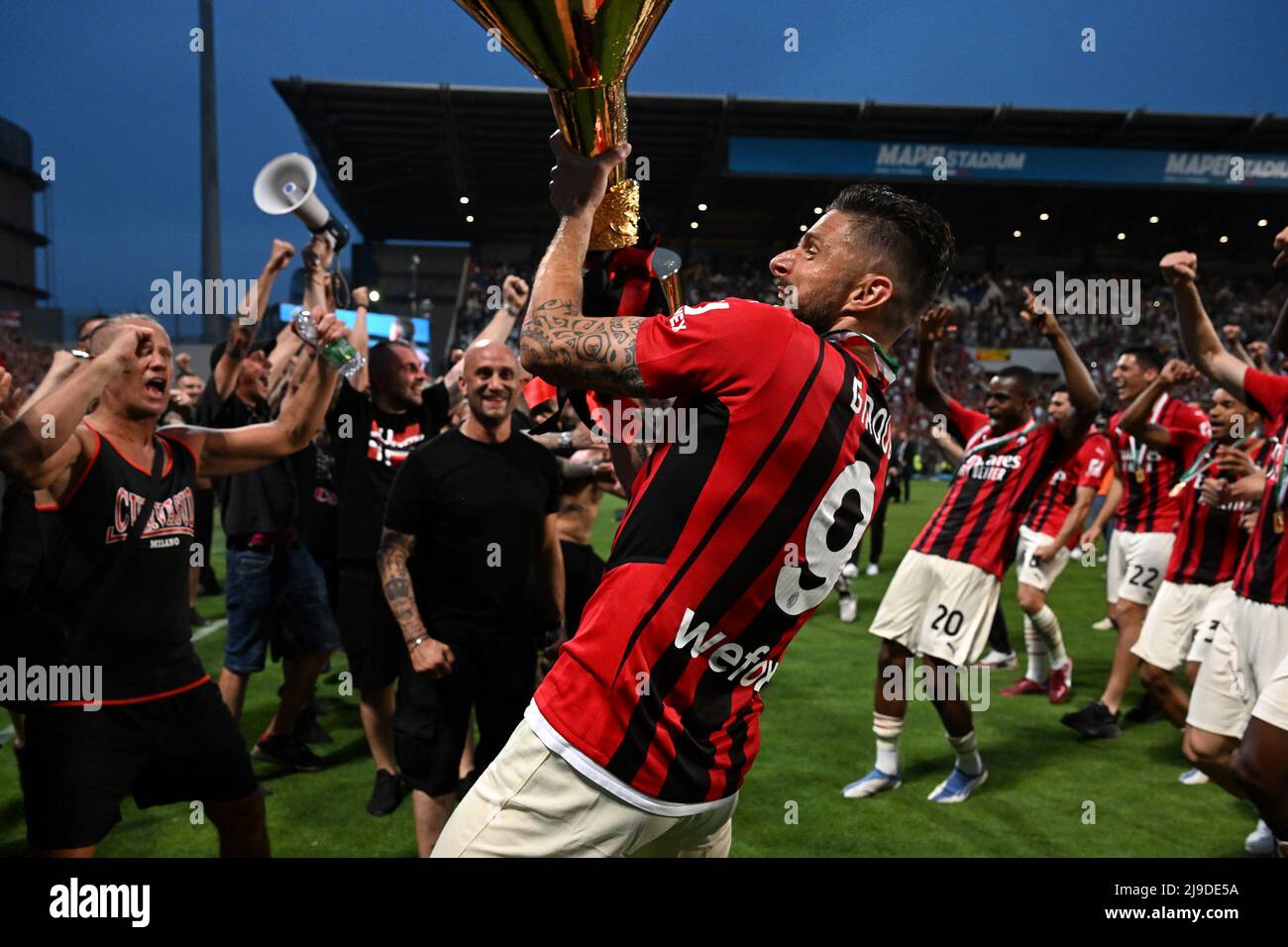 Reggio Emilia, Italie. 22nd mai 2022. Olivier Giroud, de l'AC Milan, célèbre avec le trophée à la fin de la série Un match de football entre les États-Unis Sassuolo et l'AC Milan au stade Citta del Tricolore à Reggio Emilia (Italie), mai 22th 2022. Photo Insidefoto Credit: Insidefoto srl/Alamy Live News Banque D'Images