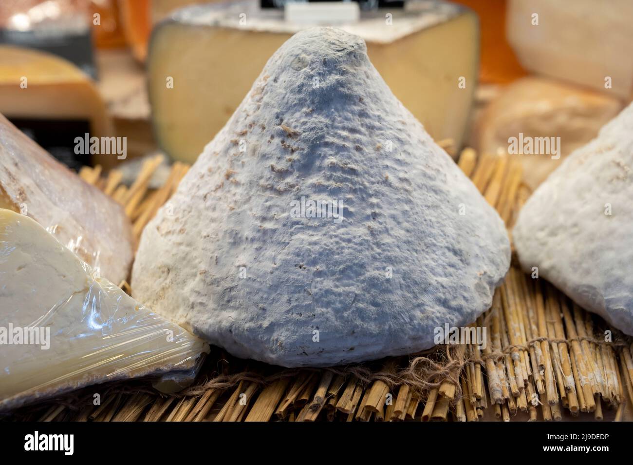 Port aubry en forme de cône de fromage français sur le marché agricole  Photo Stock - Alamy