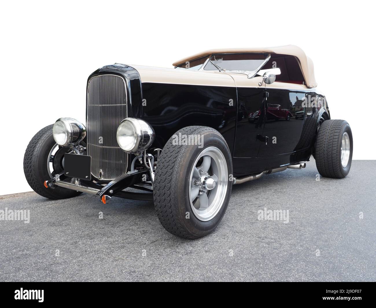 Une voiture cabriolet Hi-Boy Hot Rod, Ford modèle B 1932, 3 glaces, coupé Deuce, roadster. Isolé sur blanc avec la route, pas de logos. Banque D'Images
