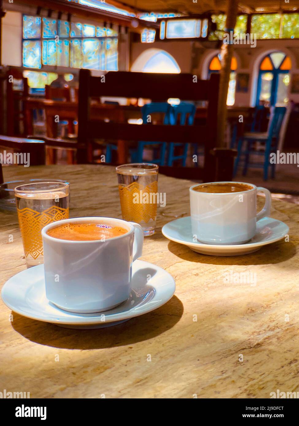 Café turc aux amandes, concept de café turc ​​almond bu dans un authentique café de village équipé d'un thème égéen Banque D'Images