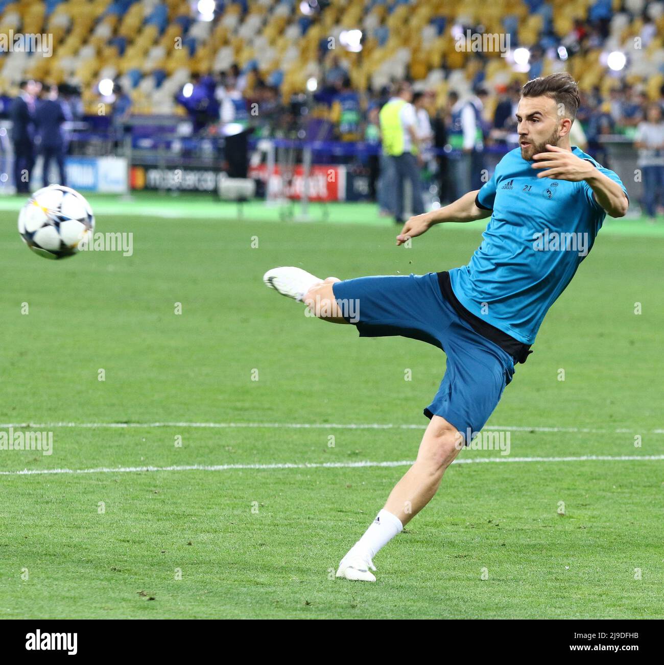 KIEV, UKRAINE - 25 MAI 2018: Borja Mayoral du Real Madrid joue un ballon lors d'une séance d'entraînement avant le match final 2018 de la Ligue des champions de l'UEFA contre Liverpool au NSC Olimpiyskiy Stadium à Kiev Banque D'Images