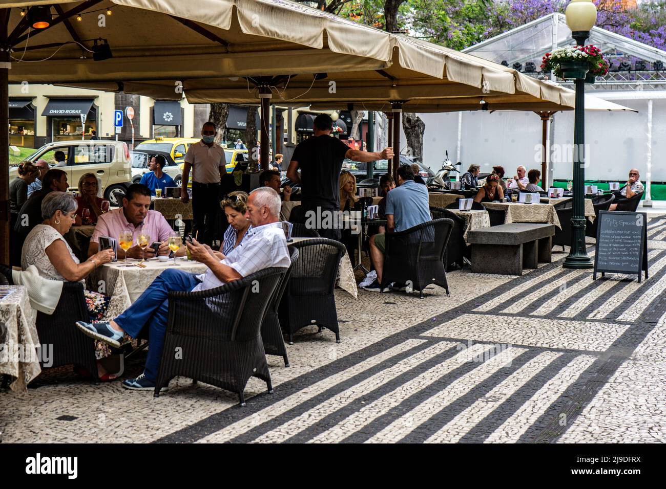 Personnes dînant à l'extérieur du restaurant Ritz, Avenida Arriaga, Funchal, Madère. Banque D'Images
