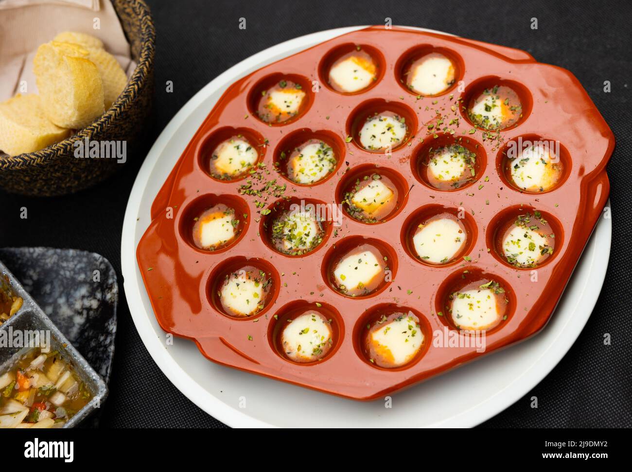 Fromage Provolone cuit au four épicé dans un plat de cuisson en céramique  Photo Stock - Alamy