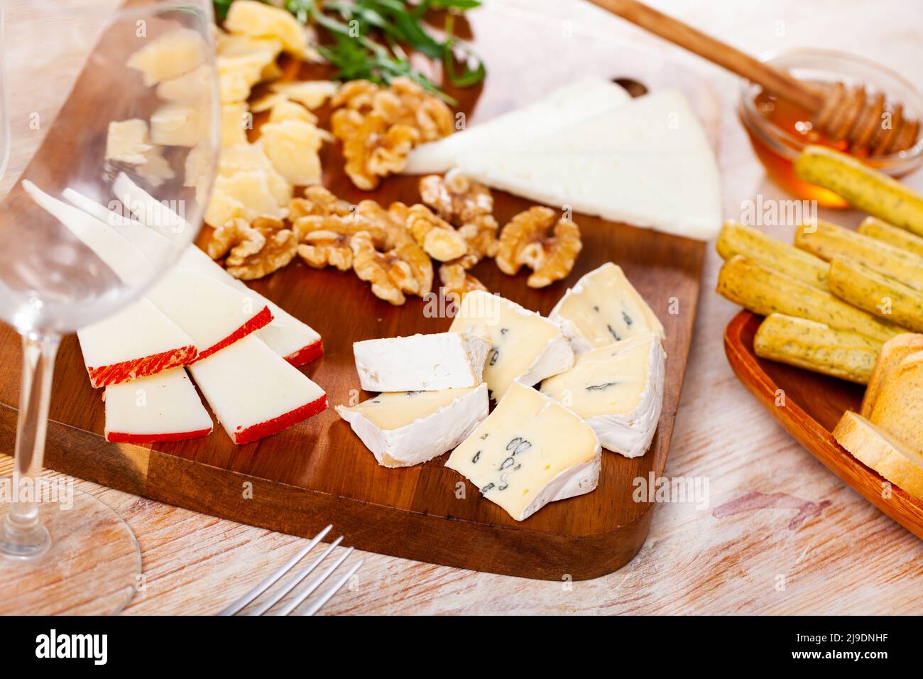 Divers types de fromage sur planche en bois Banque D'Images