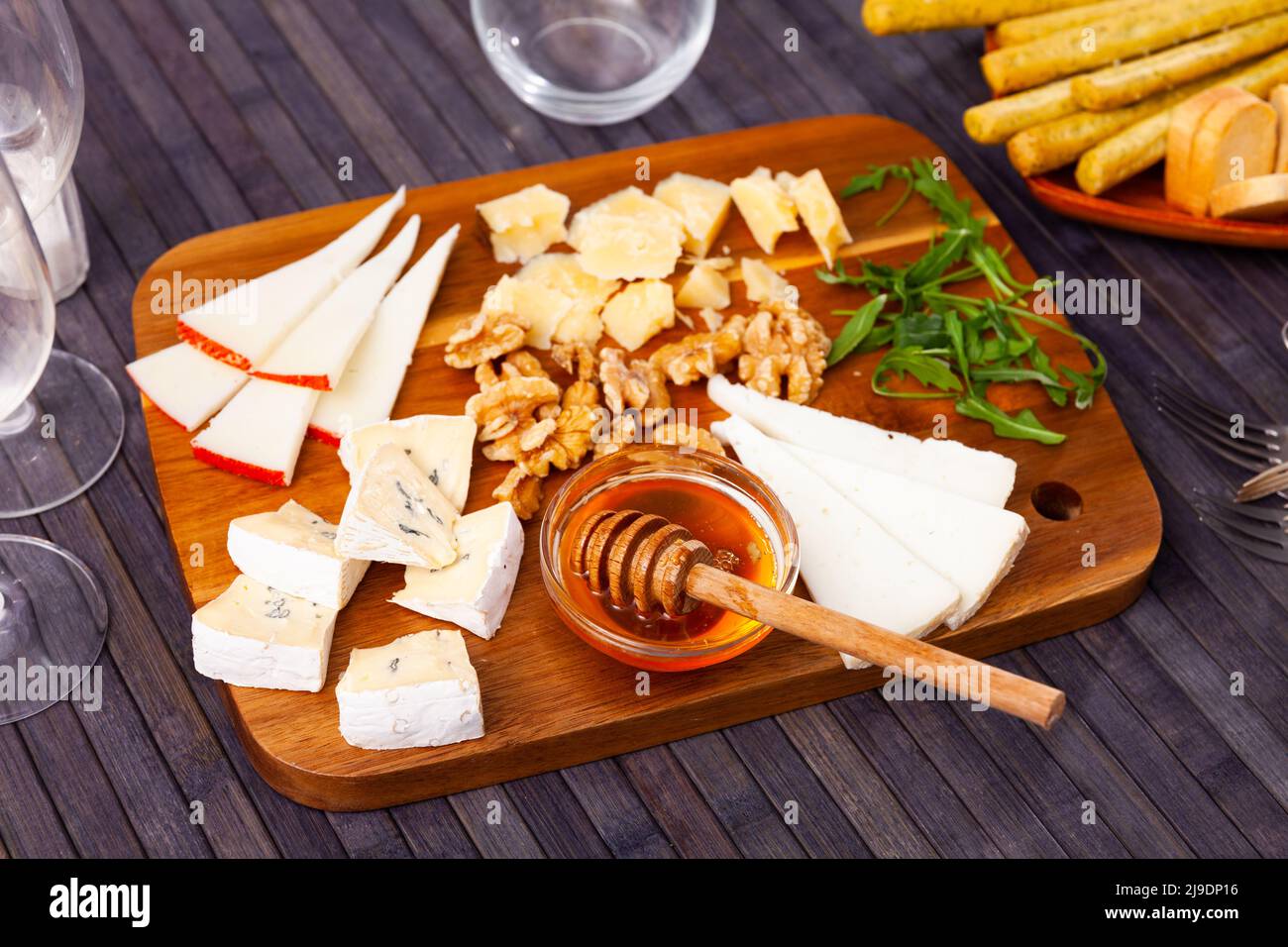 Divers types de fromage sur planche en bois Banque D'Images