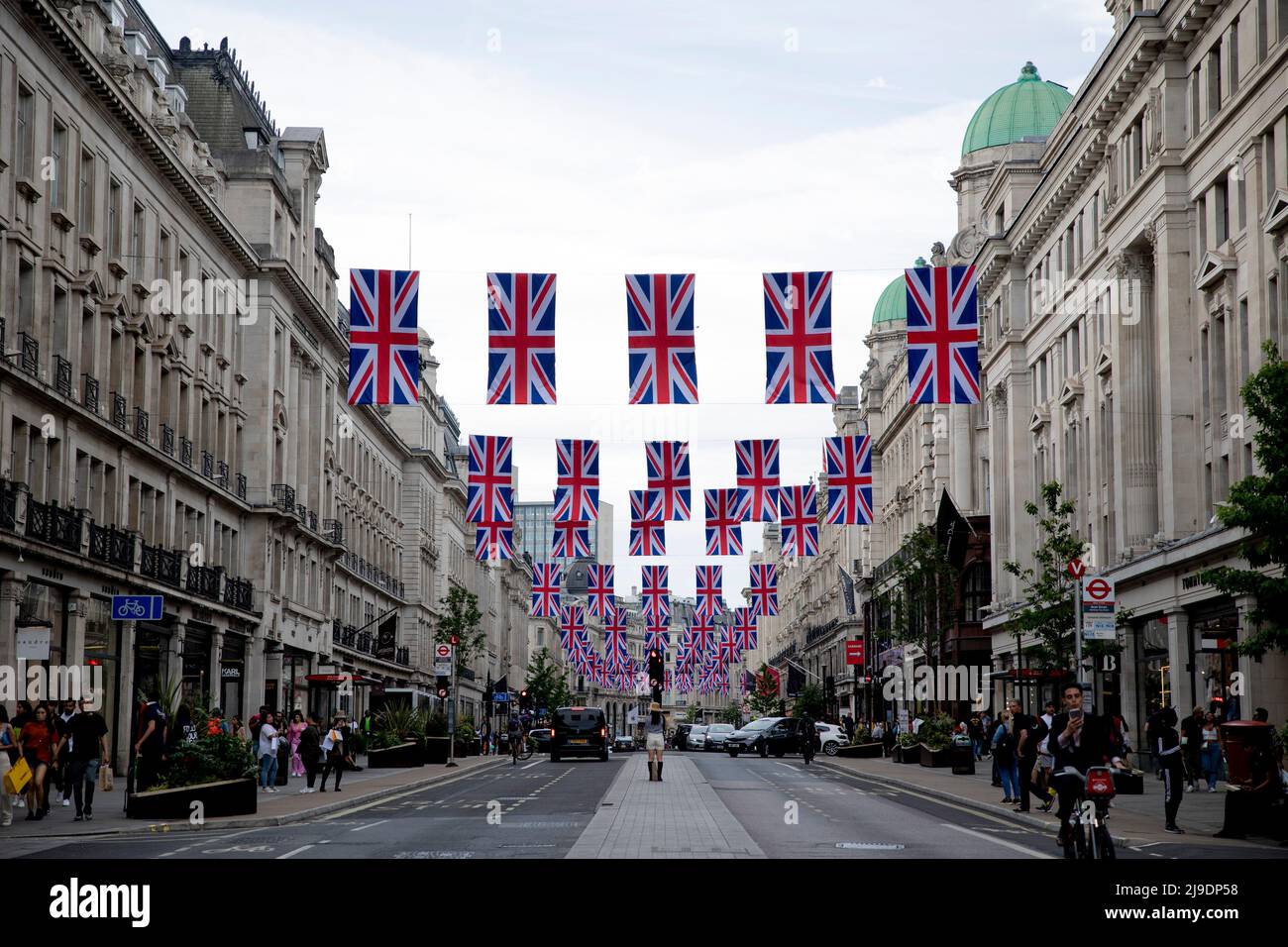 Londres, Royaume-Uni. 22nd mai 2022. Vue sur les décorations drapeau de l'Union Jack à Regent Street, Londres. La décoration des drapeaux de l'Union Jack est vue dans le centre de Londres en préparation du Jubilé de platine de la Reine, marquant le 70th anniversaire de l'accession de la Reine au trône. Un week-end spécial prolongé du Jubilé de platine aura lieu du 2nd au 5th juin. Crédit : SOPA Images Limited/Alamy Live News Banque D'Images