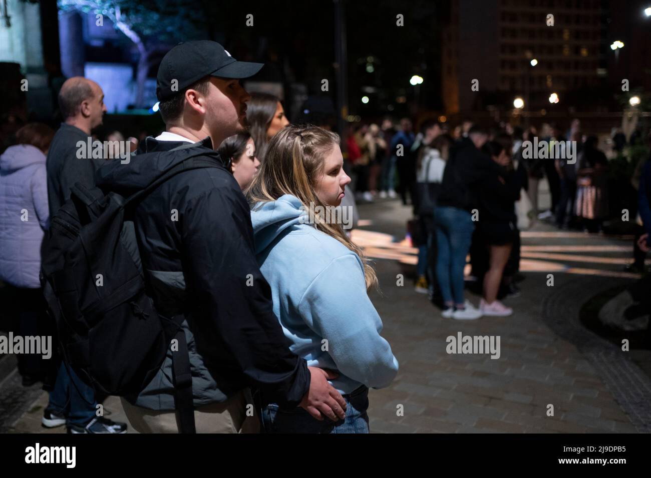 Manchester, Royaume-Uni, 22nd mai 2022. Les membres du public se réunissent au mémorial de la Glade de lumière pour entendre les cloches des victimes de l'attentat terroriste du 22 mai 2017 à Manchester Arena. Cinq ans se sont écoulés depuis qu'un kamikaze a fait exploser un appareil, dans le foyer de l'arène, à la fin d'un concert d'Ariana Grande, à Manchester, au Royaume-Uni. Crédit : Jon Super/Alay Live News. Banque D'Images