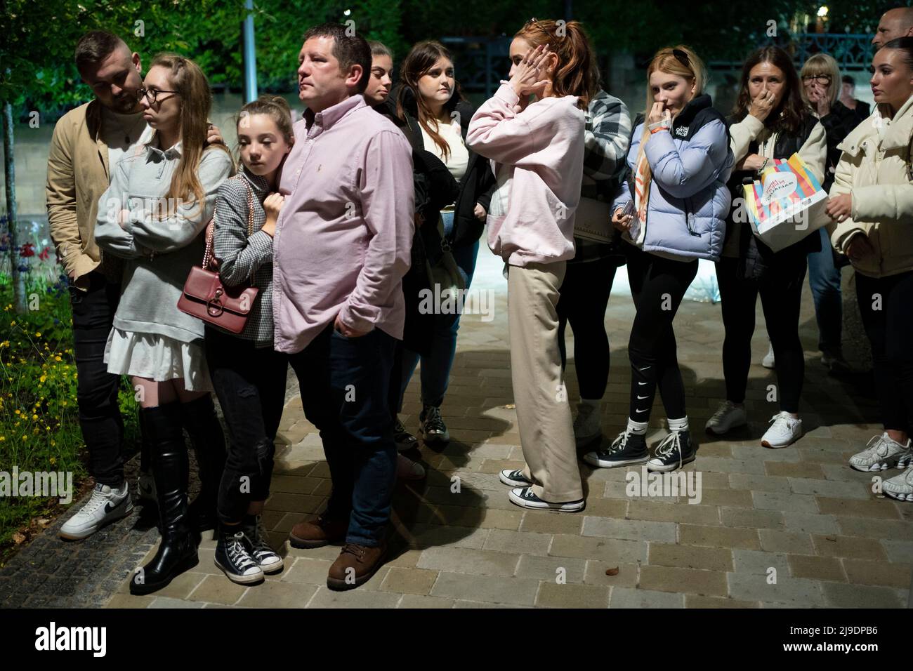 Manchester, Royaume-Uni, 22nd mai 2022. Les membres du public se réunissent au mémorial de la Glade de lumière pour entendre les cloches des victimes de l'attentat terroriste du 22 mai 2017 à Manchester Arena. Cinq ans se sont écoulés depuis qu'un kamikaze a fait exploser un appareil, dans le foyer de l'arène, à la fin d'un concert d'Ariana Grande, à Manchester, au Royaume-Uni. Crédit : Jon Super/Alay Live News. Banque D'Images