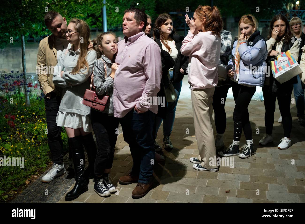 Manchester, Royaume-Uni, 22nd mai 2022. Les membres du public se réunissent au mémorial de la Glade de lumière pour entendre les cloches des victimes de l'attentat terroriste du 22 mai 2017 à Manchester Arena. Cinq ans se sont écoulés depuis qu'un kamikaze a fait exploser un appareil, dans le foyer de l'arène, à la fin d'un concert d'Ariana Grande, à Manchester, au Royaume-Uni. Crédit : Jon Super/Alay Live News. Banque D'Images