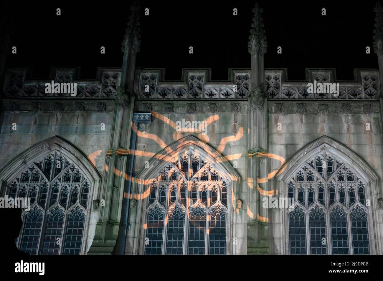 Manchester, Royaume-Uni, 22nd mai 2022. Les membres du public se réunissent au mémorial de la Glade de lumière pour entendre les cloches des victimes de l'attentat terroriste du 22 mai 2017 à Manchester Arena. Cinq ans se sont écoulés depuis qu'un kamikaze a fait exploser un appareil, dans le foyer de l'arène, à la fin d'un concert d'Ariana Grande, à Manchester, au Royaume-Uni. Crédit : Jon Super/Alay Live News. Banque D'Images