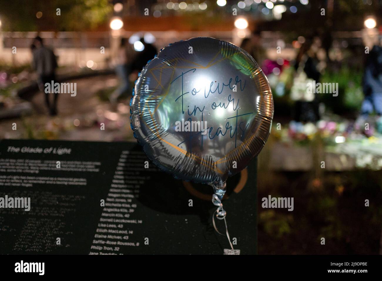 Manchester, Royaume-Uni, 22nd mai 2022. Les membres du public se réunissent au mémorial de la Glade de lumière pour entendre les cloches des victimes de l'attentat terroriste du 22 mai 2017 à Manchester Arena. Cinq ans se sont écoulés depuis qu'un kamikaze a fait exploser un appareil, dans le foyer de l'arène, à la fin d'un concert d'Ariana Grande, à Manchester, au Royaume-Uni. Crédit : Jon Super/Alay Live News. Banque D'Images