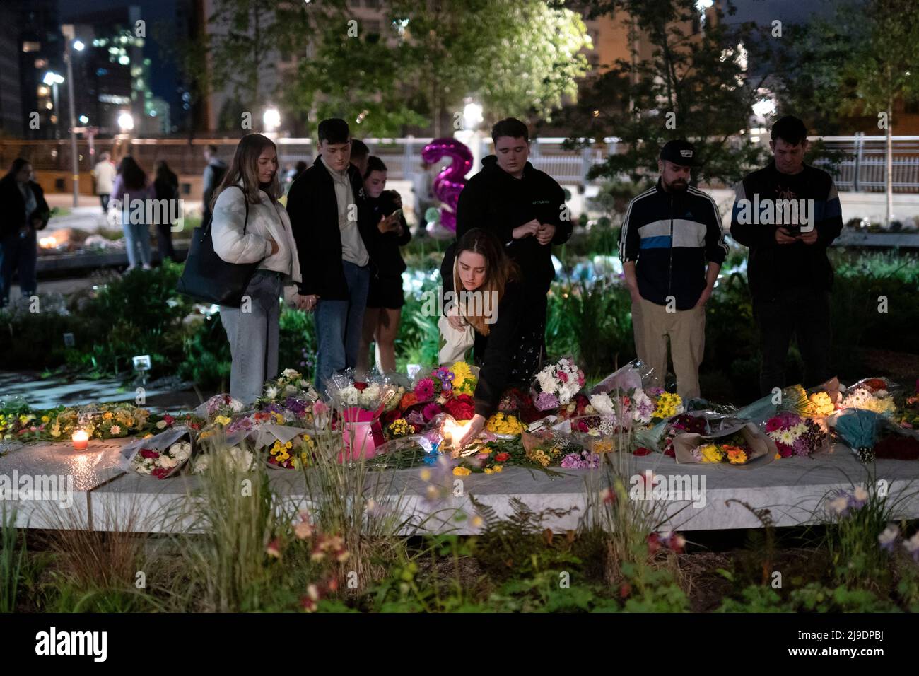 Manchester, Royaume-Uni, 22nd mai 2022. Les membres du public se réunissent au mémorial de la Glade de lumière pour entendre les cloches des victimes de l'attentat terroriste du 22 mai 2017 à Manchester Arena. Cinq ans se sont écoulés depuis qu'un kamikaze a fait exploser un appareil, dans le foyer de l'arène, à la fin d'un concert d'Ariana Grande, à Manchester, au Royaume-Uni. Crédit : Jon Super/Alay Live News. Banque D'Images
