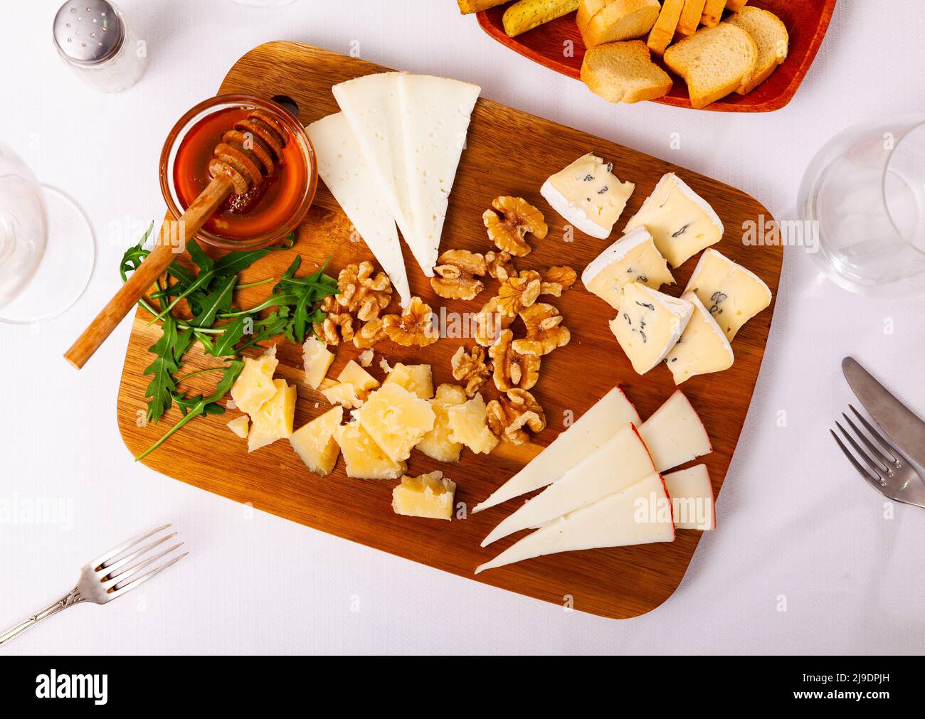 Divers types de fromage sur planche en bois Banque D'Images