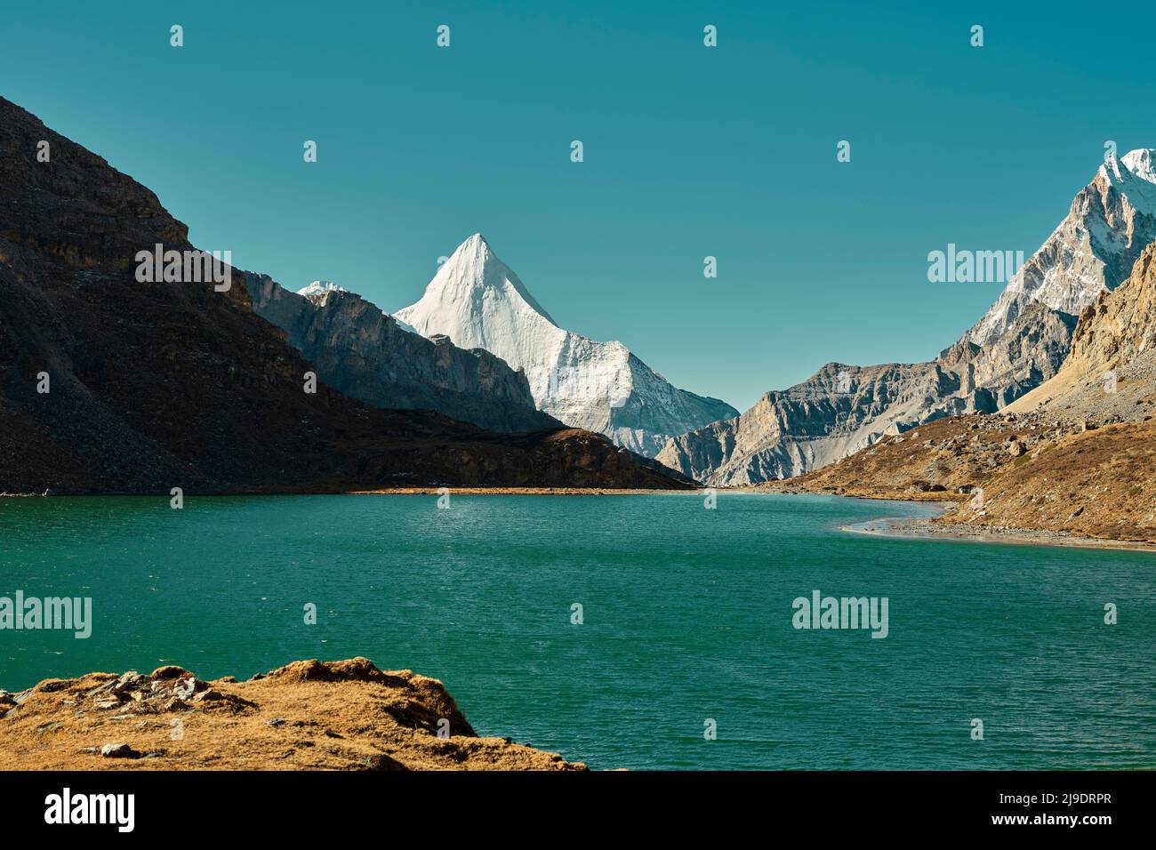 mont jampayang et lac boyongcuo dans le parc national de yading, comté de daocheng, province du sichuan, chine Banque D'Images