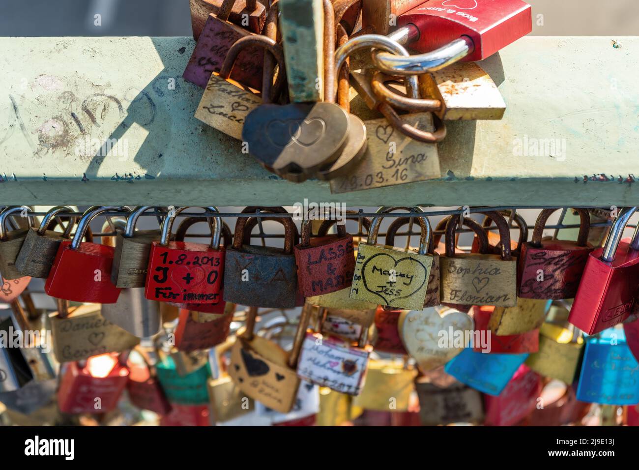 Landungsbrücken, Hambourg, Allemagne, 29 sept. 2018: L'amour se verrouille en partie avec le coeur et la forme du coeur sur un pont balustrade. Banque D'Images