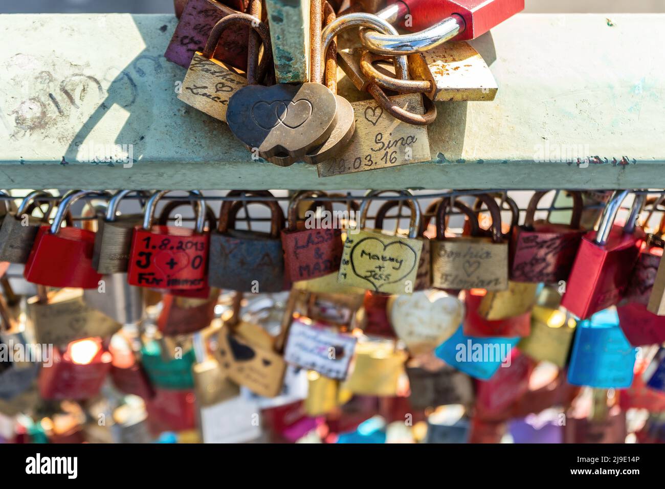 Landungsbrücken, Hambourg, Allemagne, 29 sept. 2018: L'amour se verrouille en partie avec le coeur et la forme du coeur sur un pont balustrade. Banque D'Images