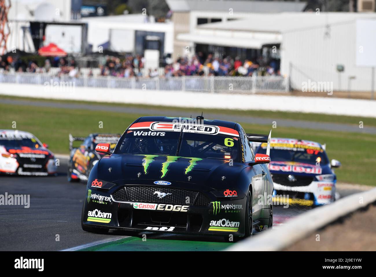 Winton, Australie. 22 mai 2022. Photo : le leader de course Cam Waters monte la colline à la sortie du virage 2 lors de la course 14 du championnat Supercars Banque D'Images