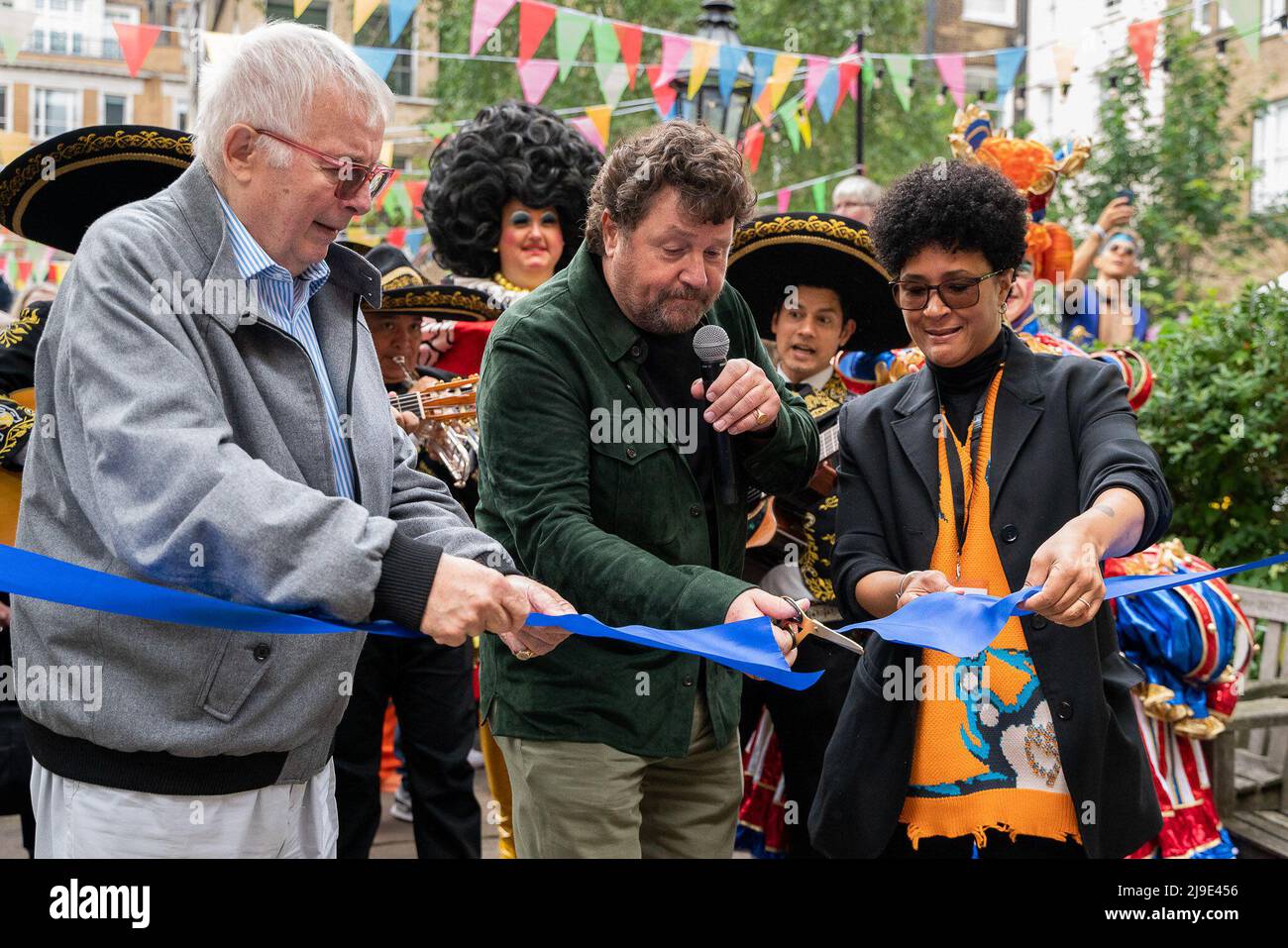 (G-D) Christopher Biggins, Michael ball et Golda Rosheuvel de Bridgerton ont vu couper un ruban pour ouvrir officiellement le marché aux puces de West End. Le marché aux puces du West End est retourné au Covent Garden de Londres pour recueillir de l'argent pour l'organisme de bienfaisance « agir pour les autres ». Les meilleurs spectacles du West End mettent en place des étals uniques avec des articles sur le thème du spectacle, des souvenirs et des articles spéciaux en édition limitée célébrant leurs spectacles à vendre aux fans. Les spectacles ont ensuite été jugés les mieux habillés par Biggins, Michael ball et Golda Rosheuvel. Les fans de théâtre se sont mis en file d'attente autour du bloc pour rencontrer les étoiles des spectacles et acheter moi exclusif Banque D'Images